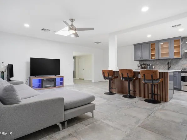 4628 E HOLLY Street, Phoenix, AZ 85008