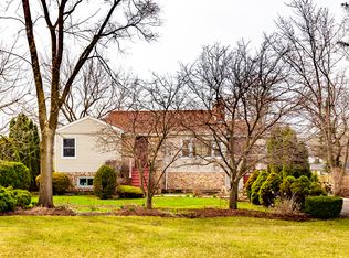 63 75th St, Willowbrook, IL 60527