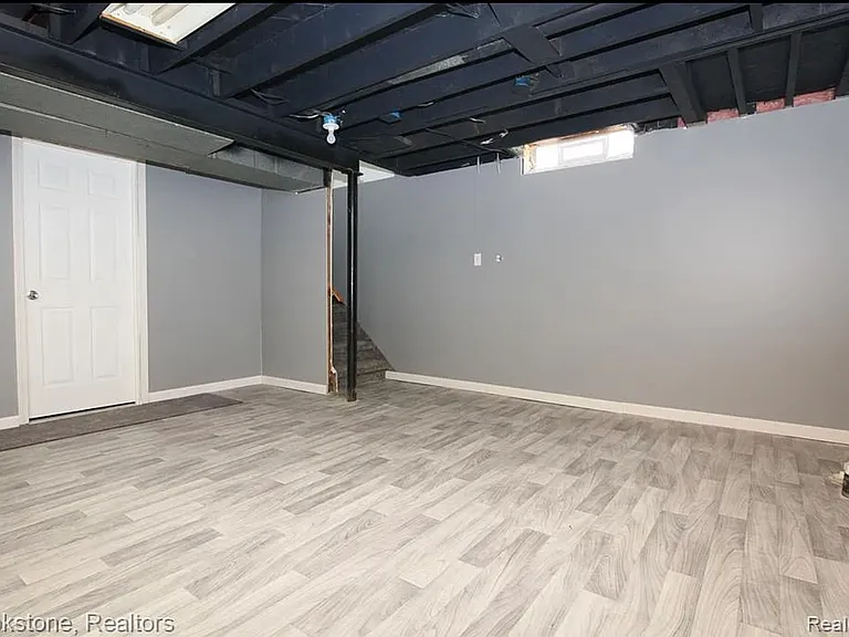 24320 Cunningham Ave — Photo 13