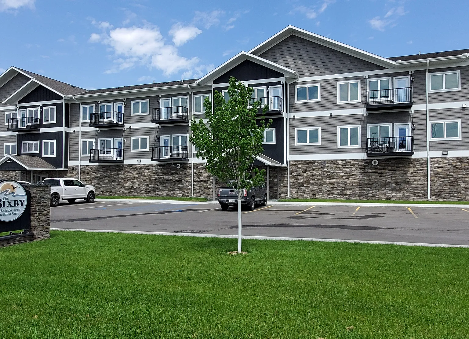 715 Lake Shore Dr NE — Photo 1