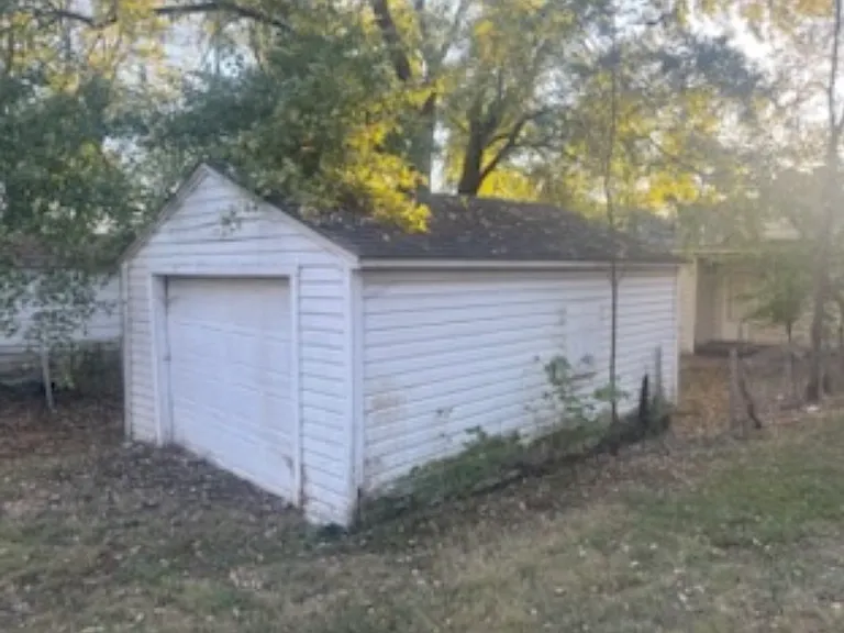 1610 S Lydia Ave — Photo 3