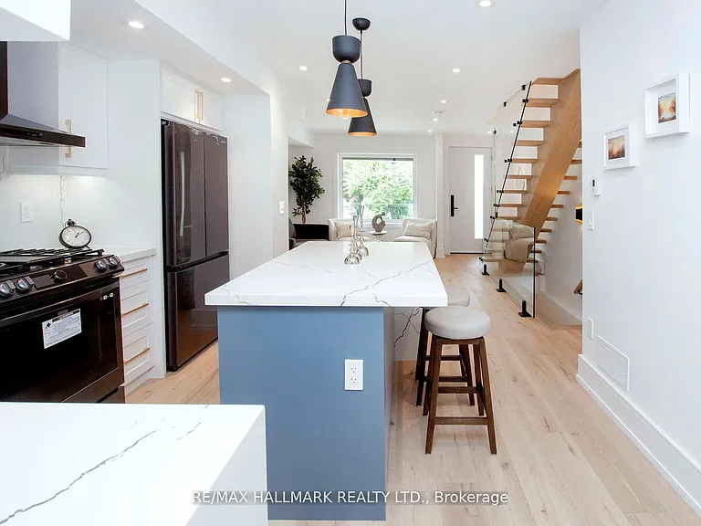 1 1/2 Delaney Cres — Photo 16