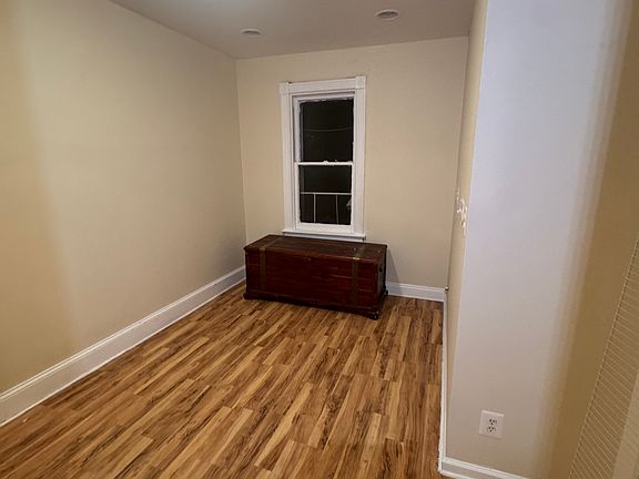 4th image of 724 E 6th St