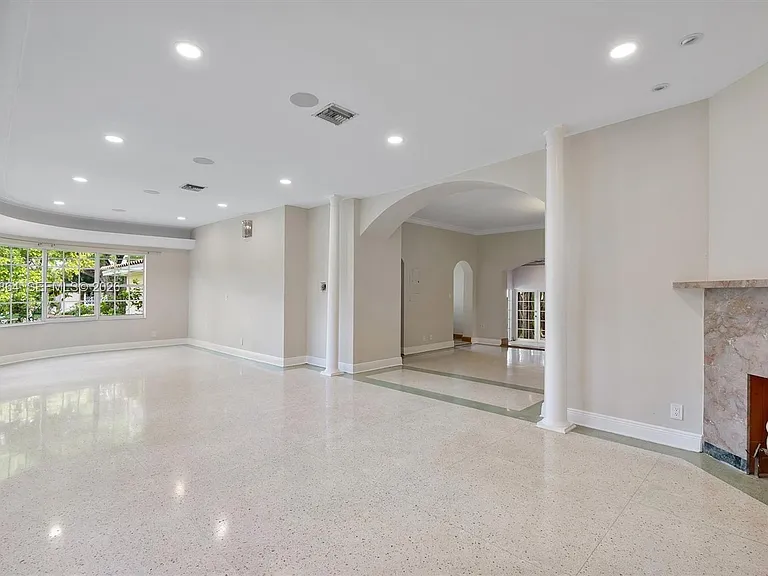 4445 N Michigan Ave — Photo 3