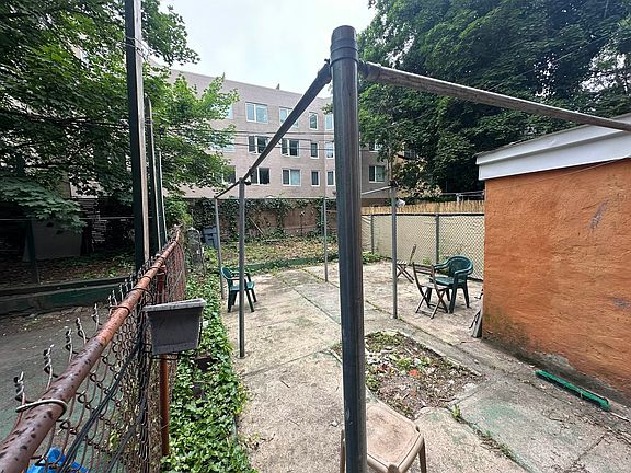 4th image of 146 Macon St APT 1