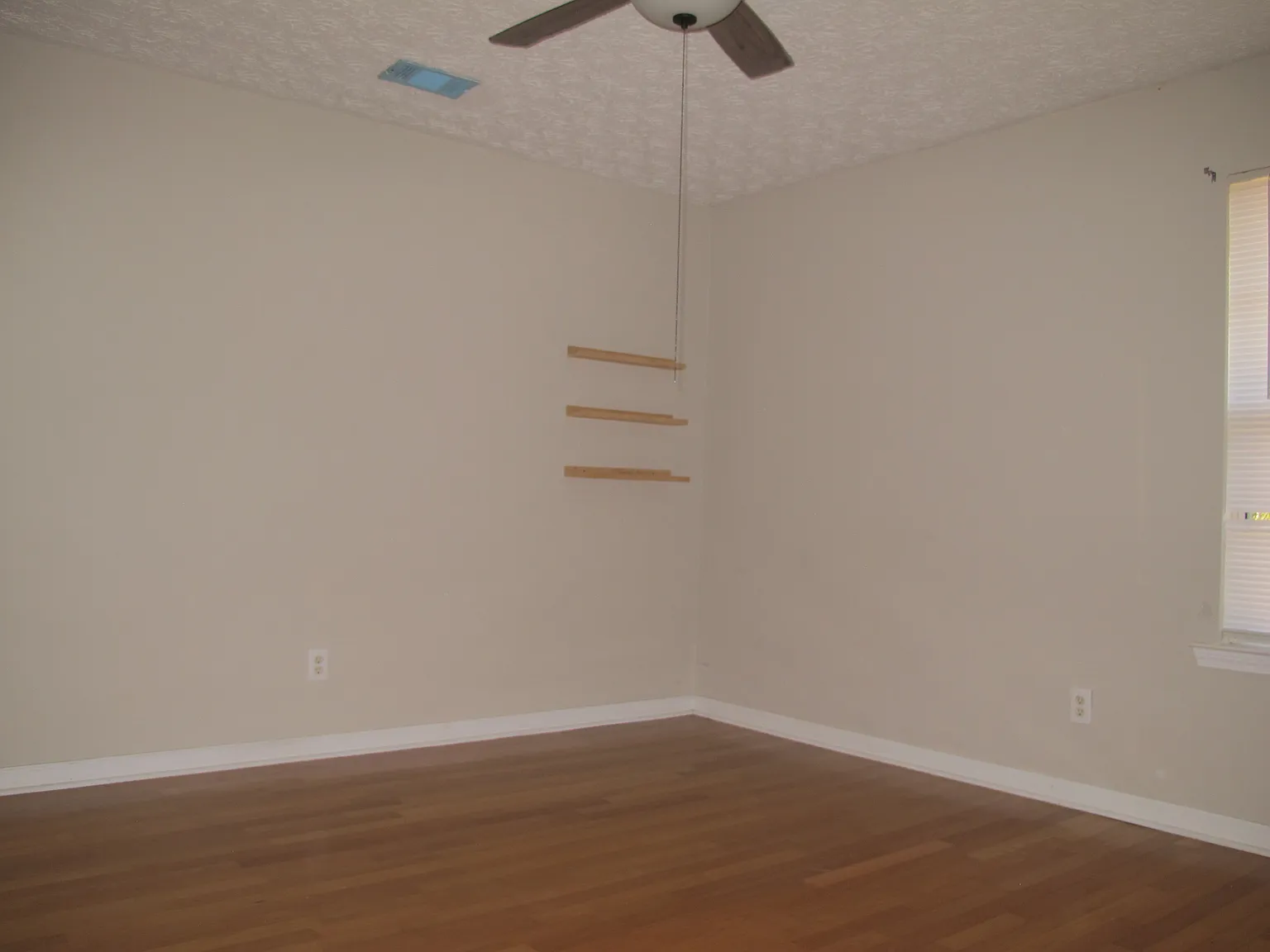 3 bed, 1883 sqft, $1,800 — Photo 2