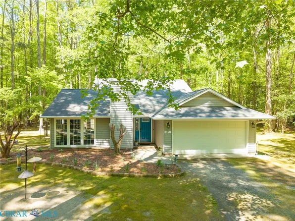 8251 Meandering Ln, North, VA 23128