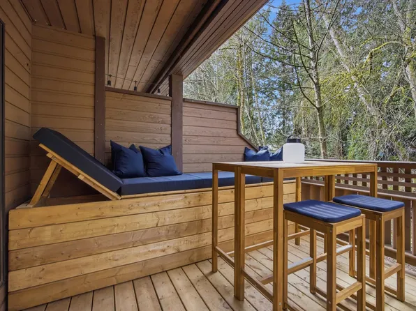 3321 Mountain Hwy, North Vancouver, BC V7K 2H4