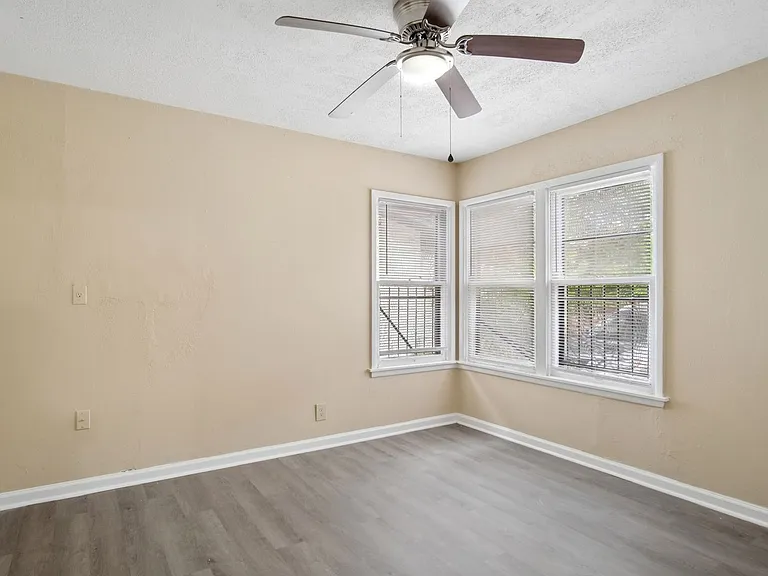 2818 E Houston St — Photo 4