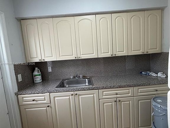 4th image of 561 SW 7th St #1