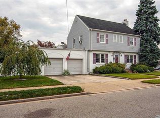 11 Plymouth St, New Hyde Park, NY 11040