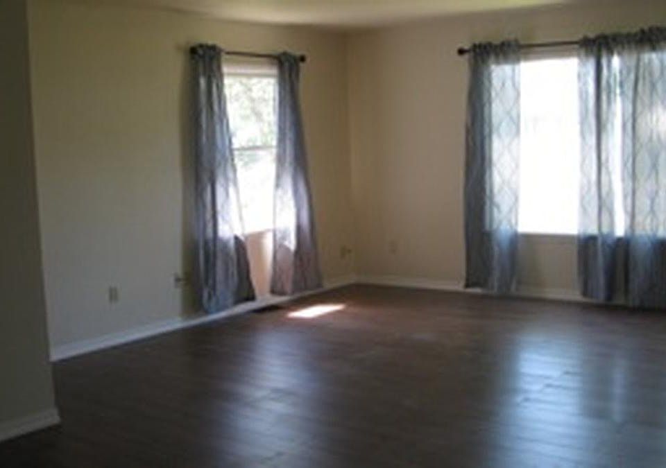 2nd image of 112 NE Ash Ave