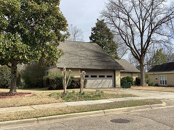 3rd image of 2613 Old Orchard Ln