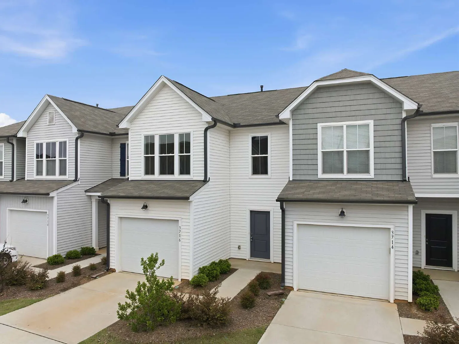 3 bed, 2.5 bath, 1604 sqft, $1,915 — Photo 3