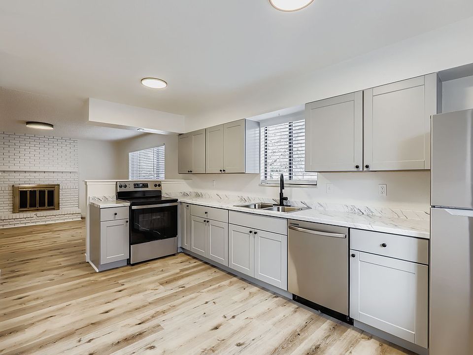 1st image of 139-141 E Saint Clair Ave #139