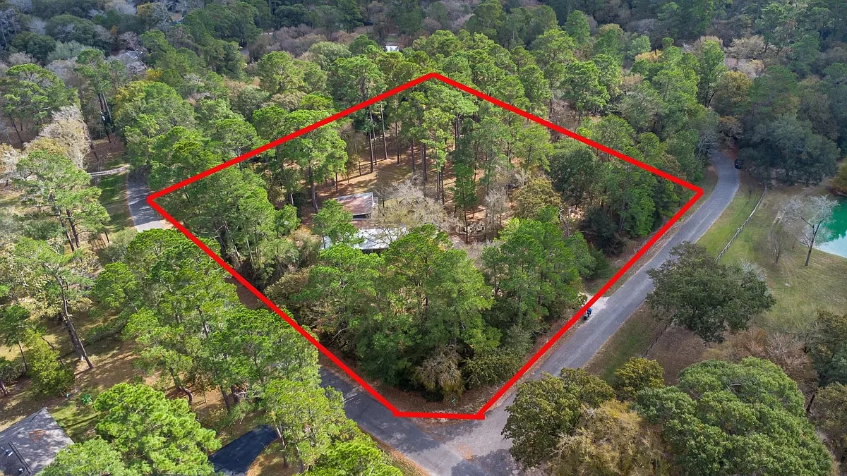 Building Photo - 25400 Pine Ridge Rd