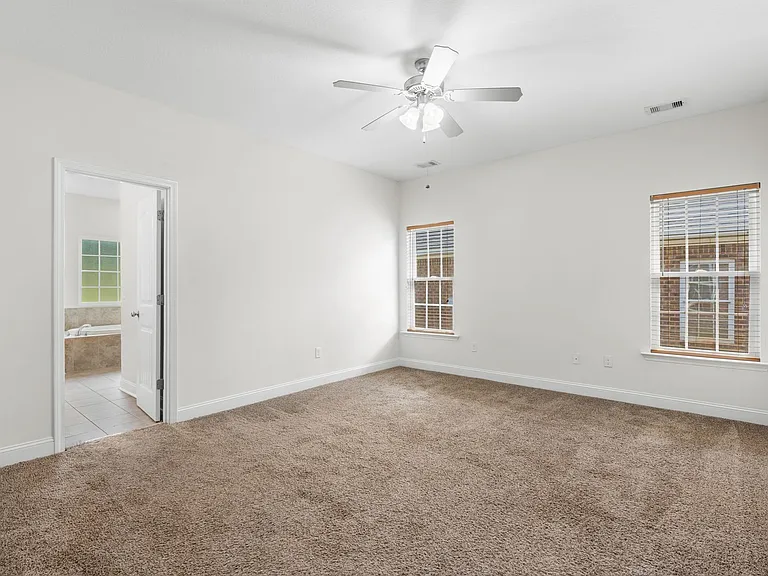102 Ledbury Cv — Photo 12