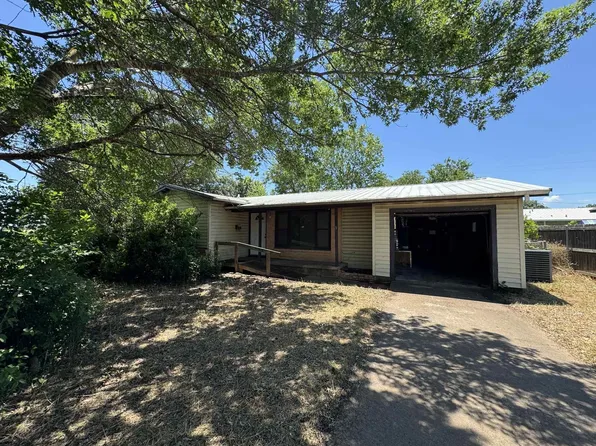 1017 S Adams St, Mc Gregor, TX 76657