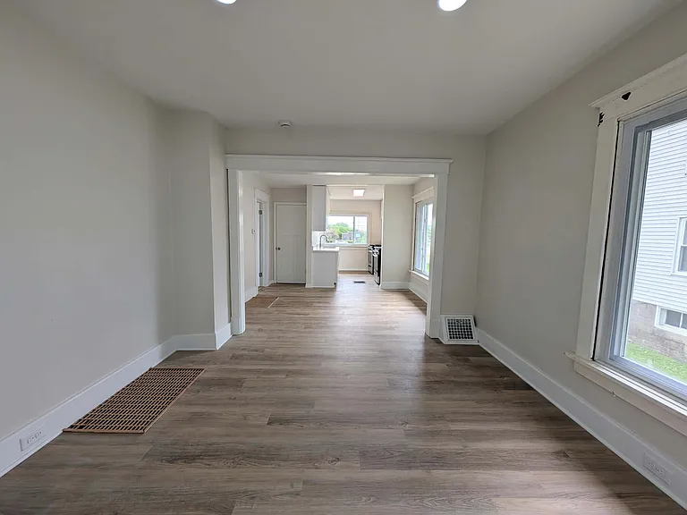 142 N Alma Ave — Photo 4