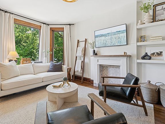 3rd image of 2462 N Linden Pl