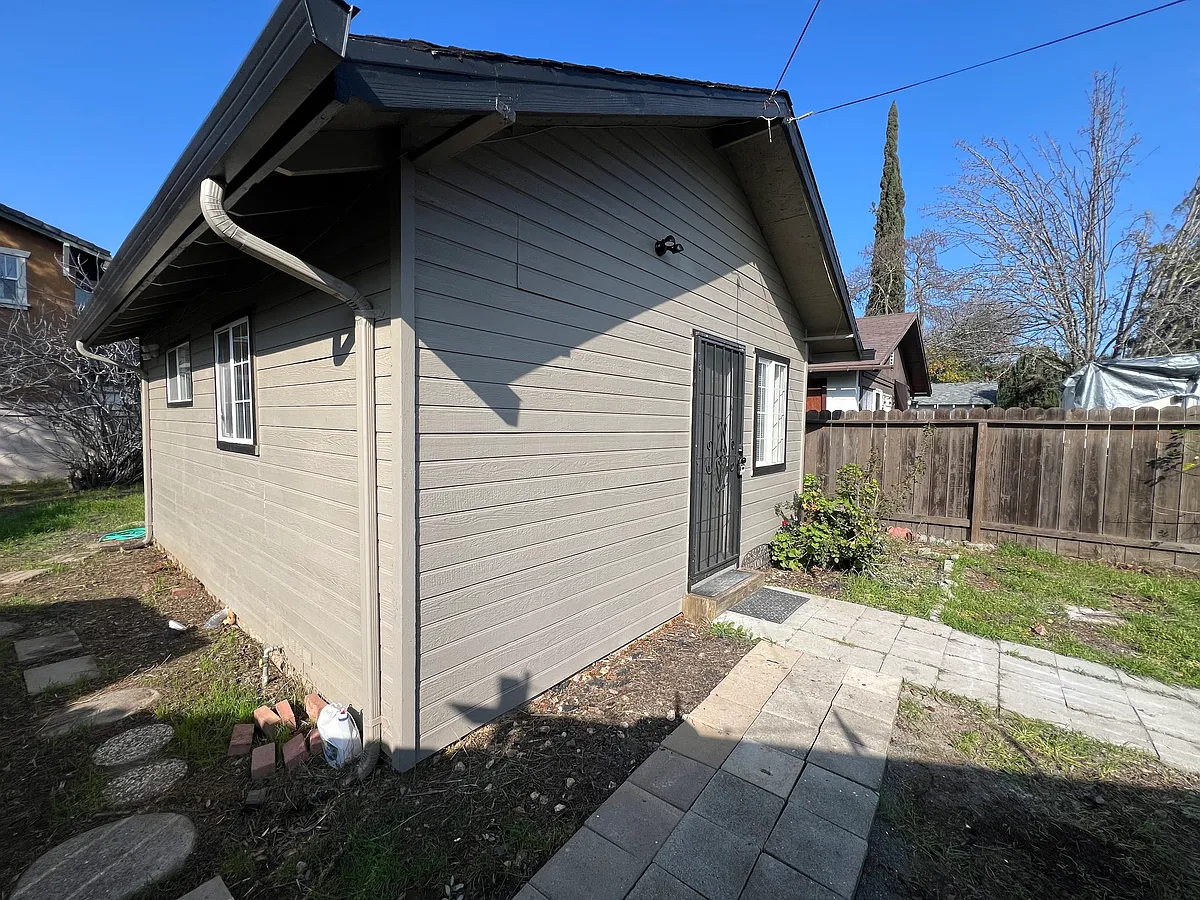 Building Photo - 1513B 5th St #1