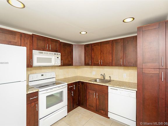 4th image of 2851 NE 183rd St APT 1012E