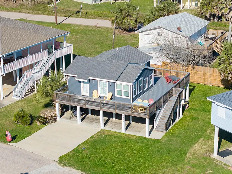 4211 Surf Dr — Photo 1