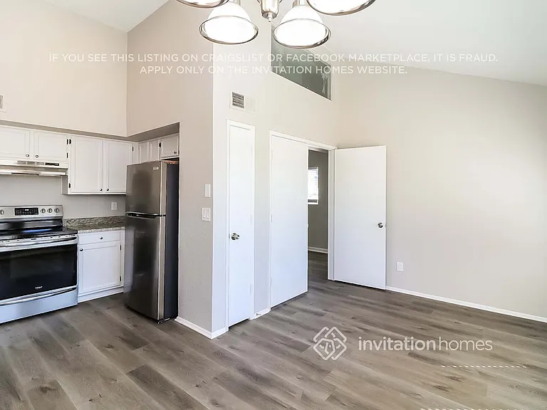 5331 W Voltaire Dr — Photo 6