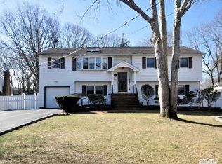 126 Woodland St, East Islip, NY 11730