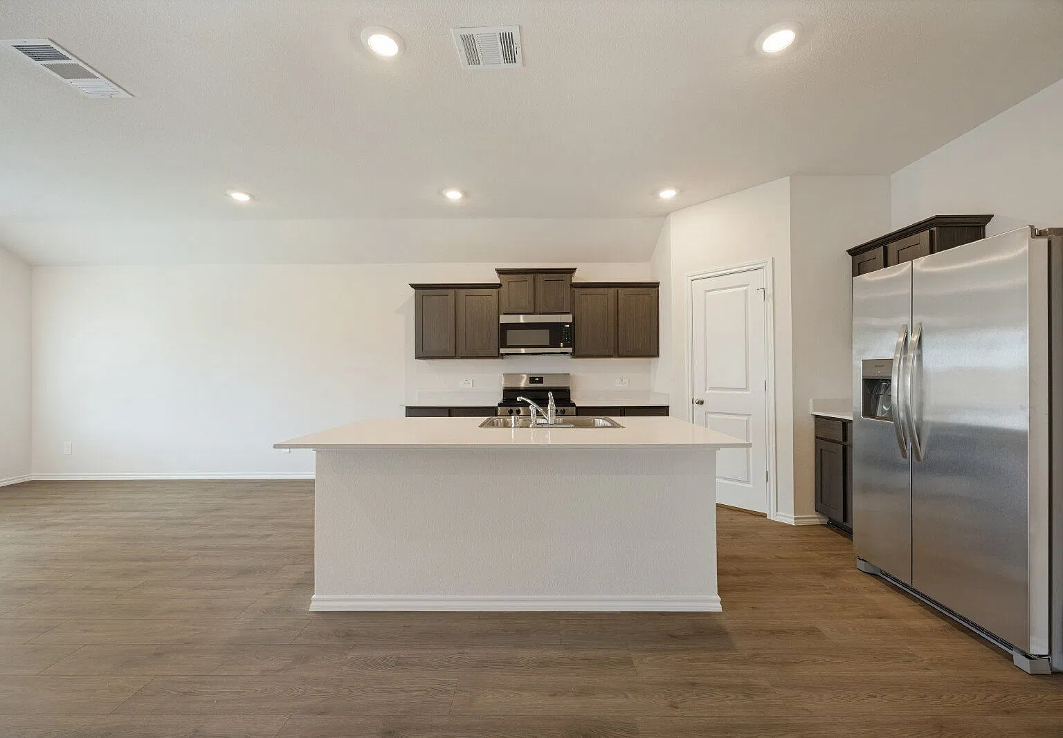 4 bed, 2.5 bath, 1875 sqft, $1,995 — Photo 2