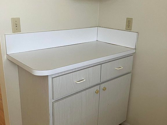 4th image of 2950 Ashley Drive E #E