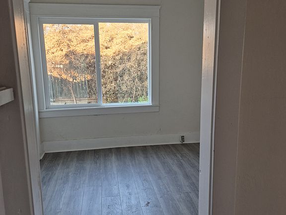 4th image of 567 E Putnam Ave