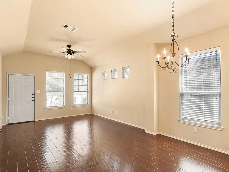 533 Creekside Cir — Photo 4