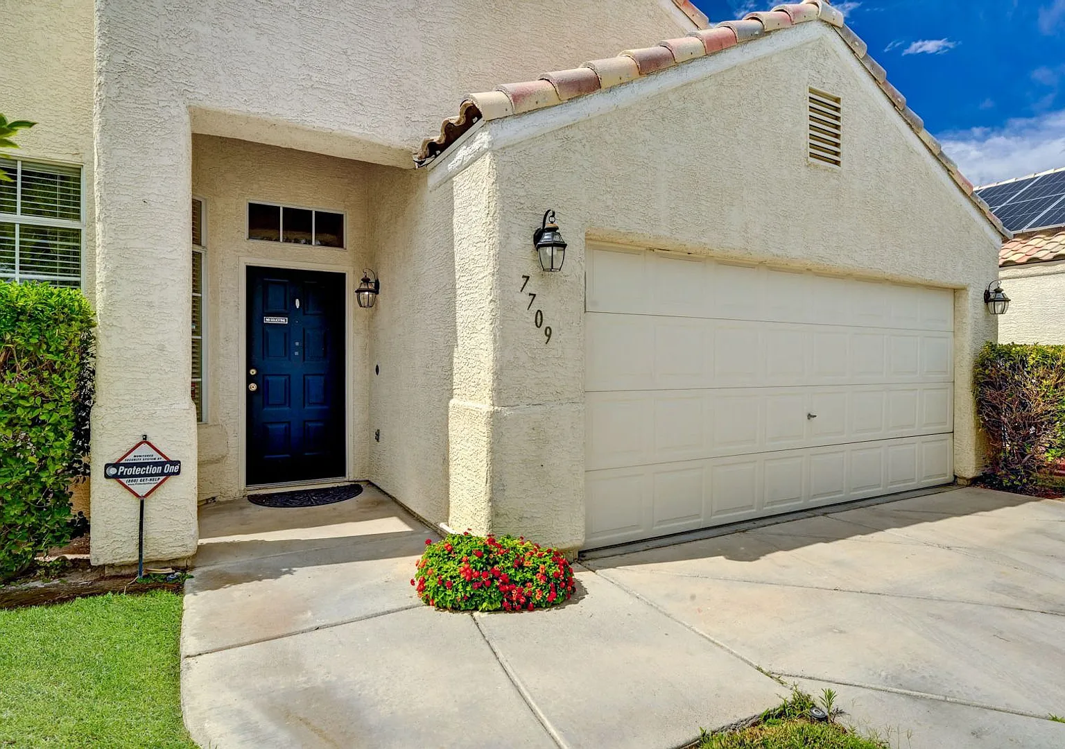 Single Story Home in Northwest Las Vegas with nicely Shaded Real Grass backyard and Community Pool — Photo 4