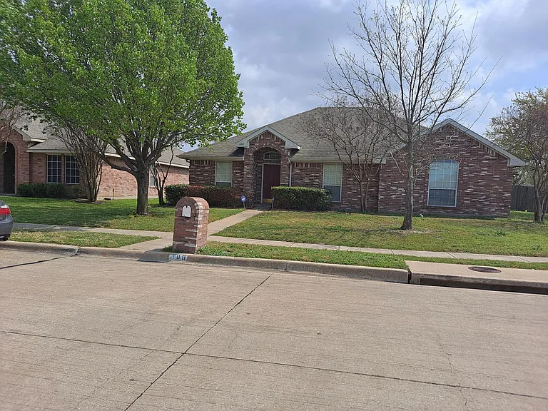 100 Oak Hollow Ln — Photo 1