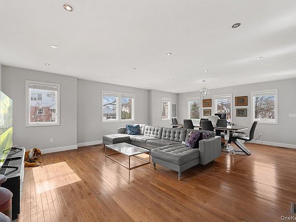 3rd image of 1136 W Broadway