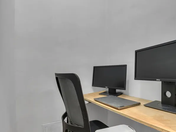 320 East 42nd Street image 8 of 15