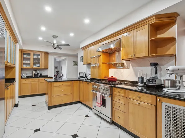 1215 5th Avenue image 7 of 15