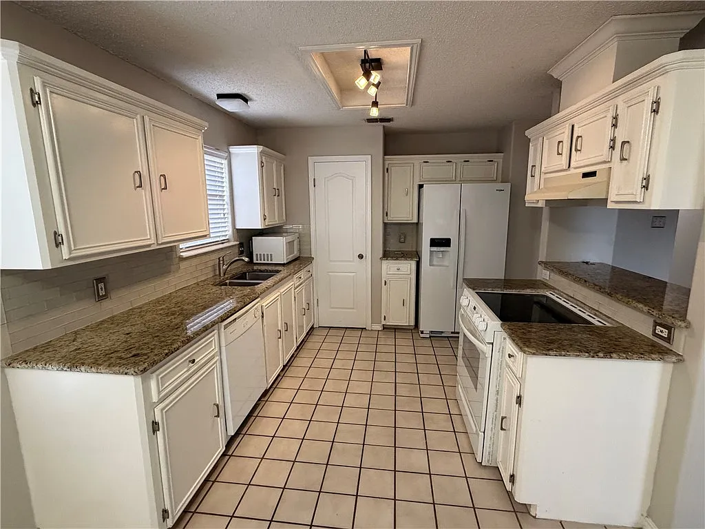 3 bed, 2.0 bath, 1454 sqft, $2,000 — Photo 2