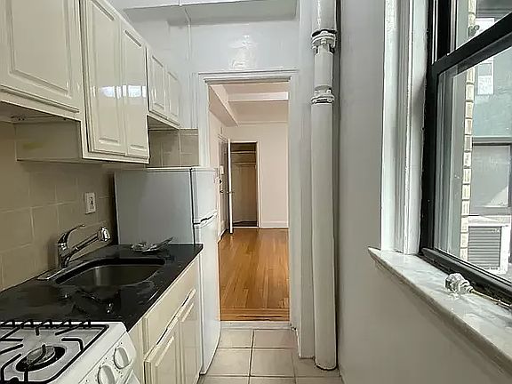 3rd image of 135 E 50th St APT 3D