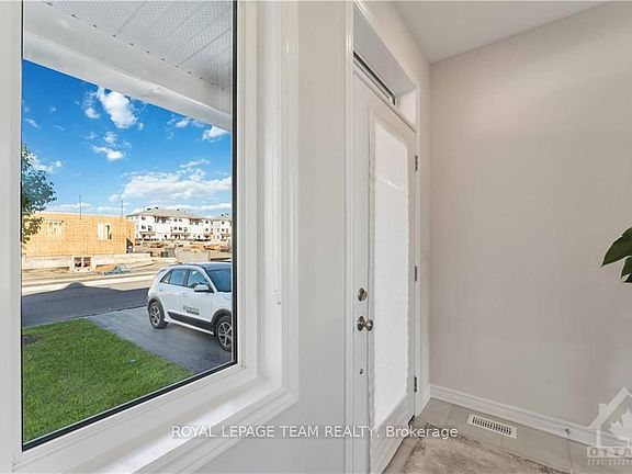 4th image of 4118 Obsidian St