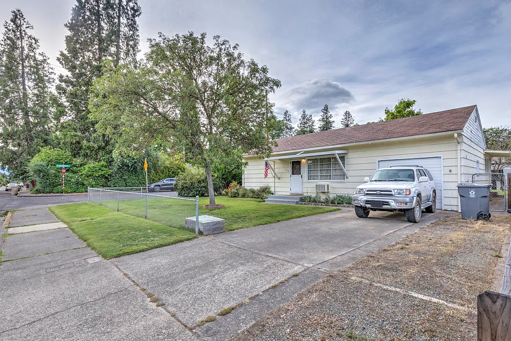 1220 SW K St photo 1