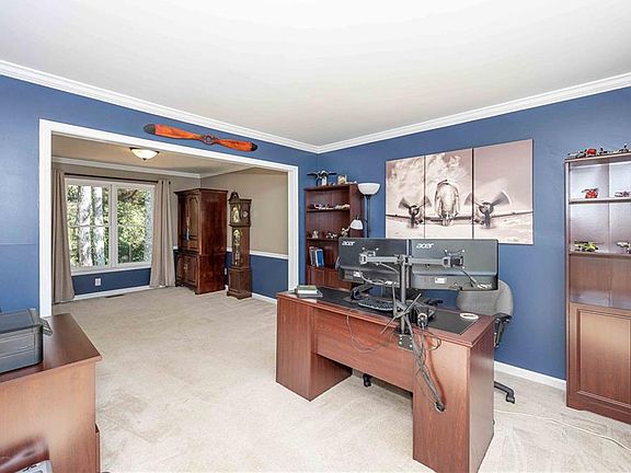 4th image of 303 Winkfield Ln SW