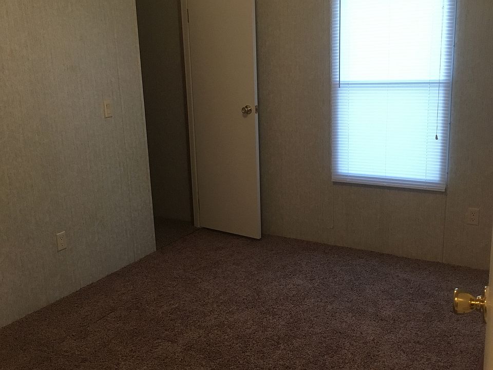 Bedroom 2 (walk-in closet)