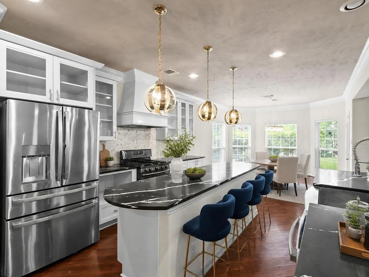 5 bed, 3.5 bath, 3857 sqft, $3,100 — Photo 2