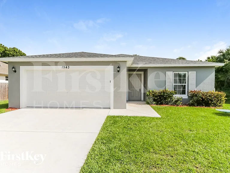 1943 SW Sunglow St — Photo 1