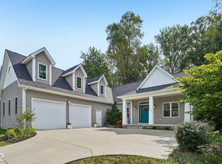 5600 Treeline Dr, Columbus, IN 47201