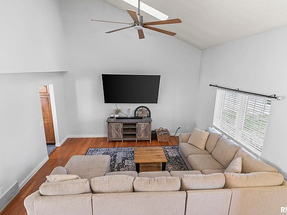 5th image of 300 N Walnut St