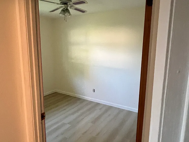 300 Parkview Dr — Photo 12