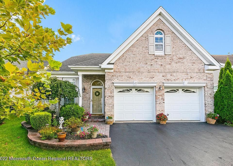 1st image of 42 Jumping Brook Dr